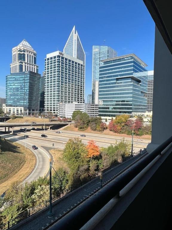 Spacious 2 Bedroom 2 Bathroom Apartment With Balcony In Uptown Charlotte! City Views & Free Parking! ภายนอก รูปภาพ