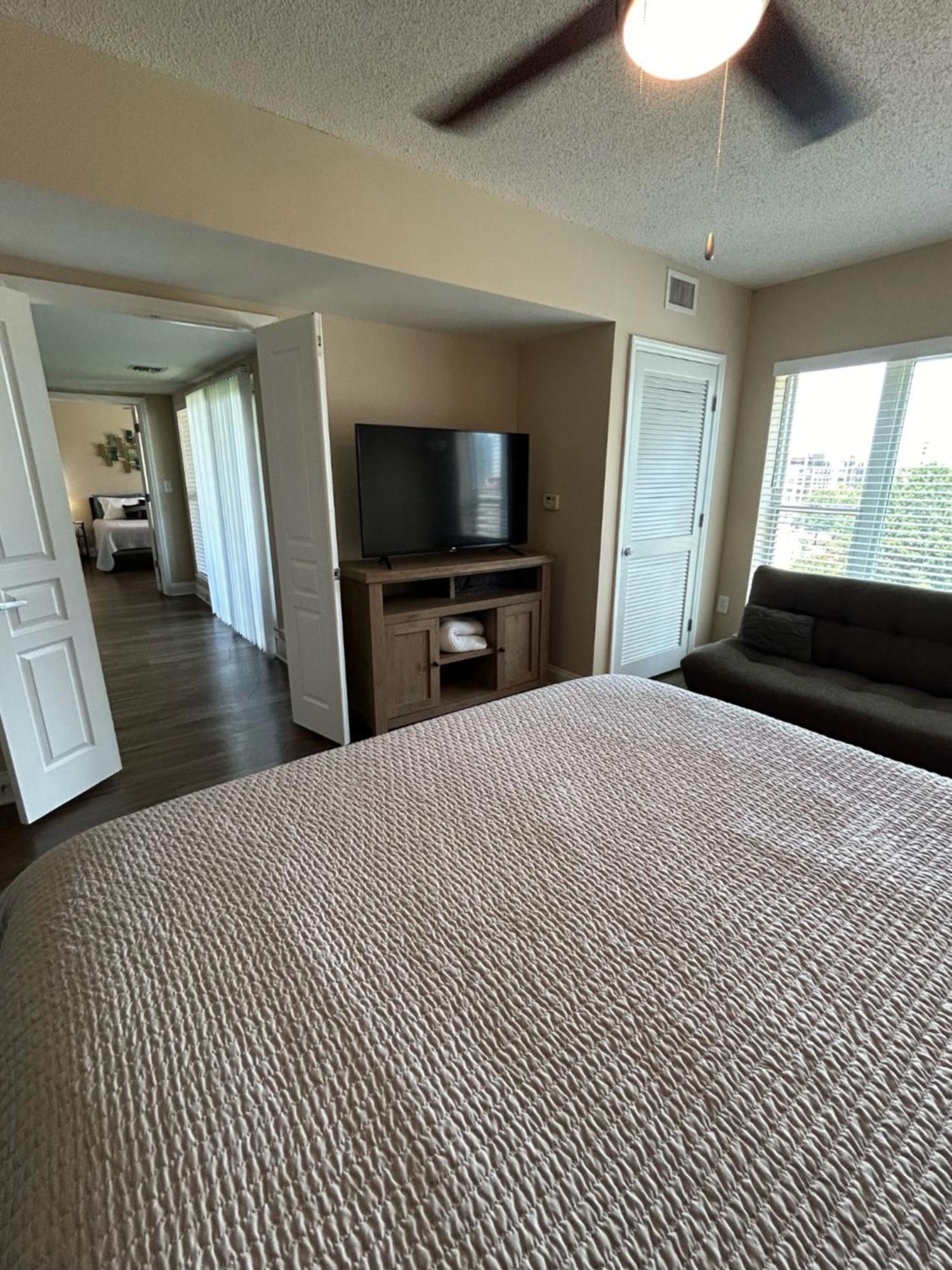 Spacious 2 Bedroom 2 Bathroom Apartment With Balcony In Uptown Charlotte! City Views & Free Parking! ภายนอก รูปภาพ