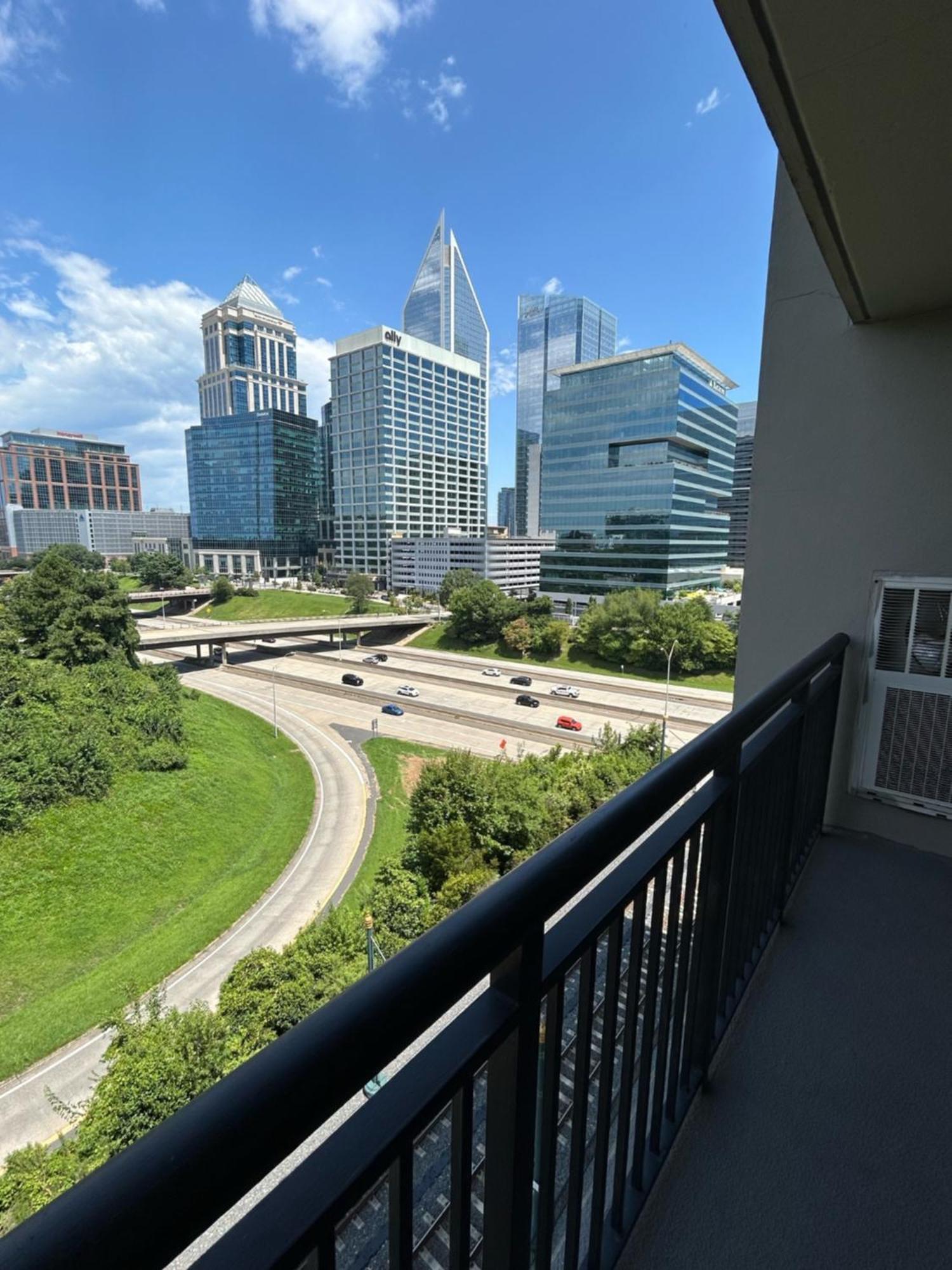 Spacious 2 Bedroom 2 Bathroom Apartment With Balcony In Uptown Charlotte! City Views & Free Parking! ภายนอก รูปภาพ