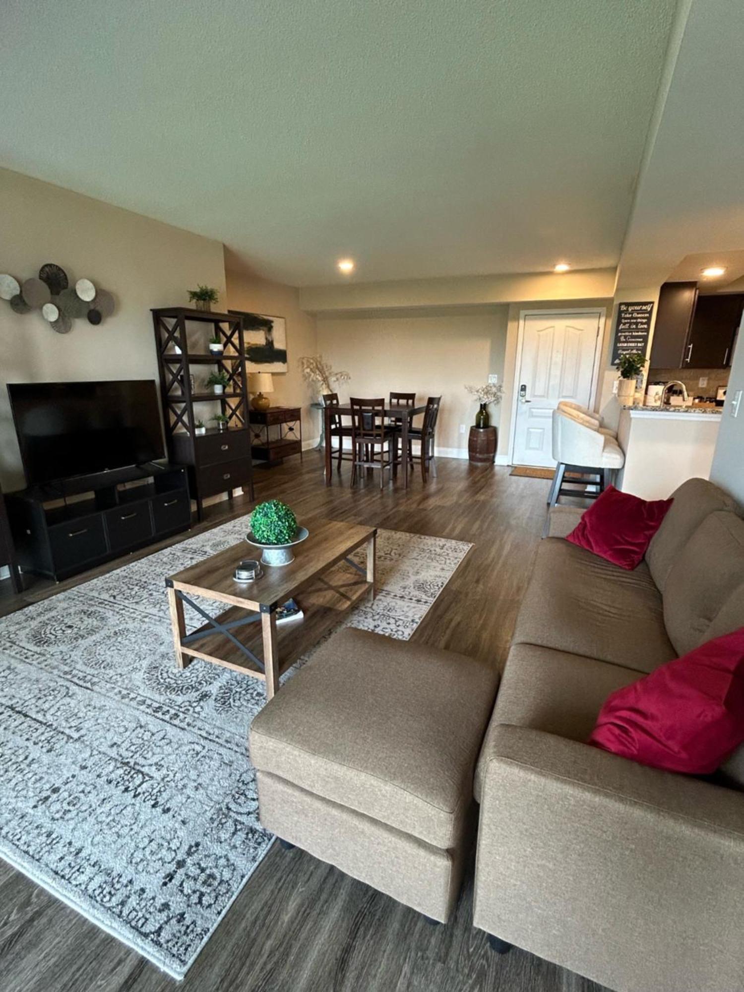 Spacious 2 Bedroom 2 Bathroom Apartment With Balcony In Uptown Charlotte! City Views & Free Parking! ภายนอก รูปภาพ