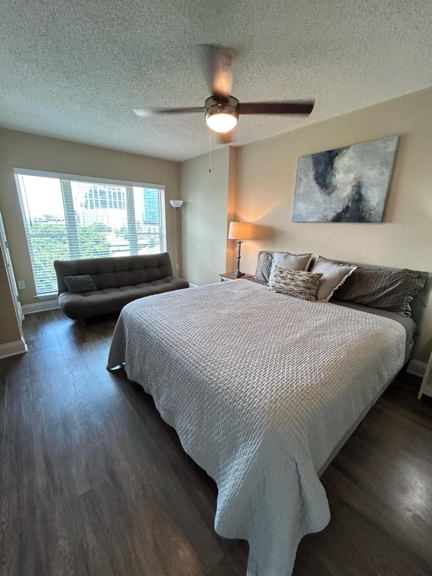 Spacious 2 Bedroom 2 Bathroom Apartment With Balcony In Uptown Charlotte! City Views & Free Parking! ภายนอก รูปภาพ