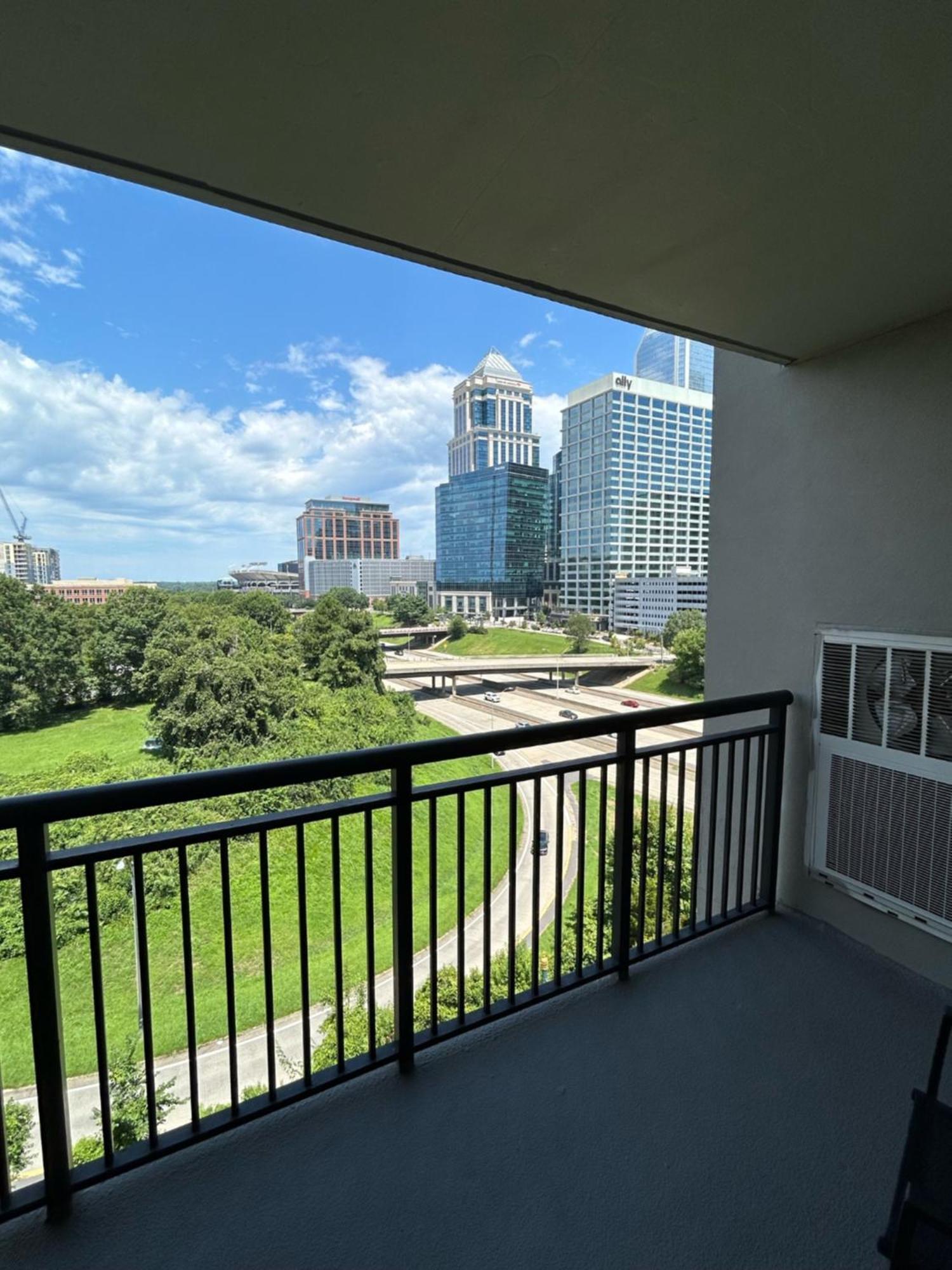 Spacious 2 Bedroom 2 Bathroom Apartment With Balcony In Uptown Charlotte! City Views & Free Parking! ภายนอก รูปภาพ